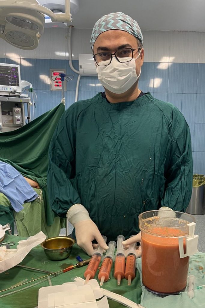 دکتر امید نامداری در حال جراحی فتق